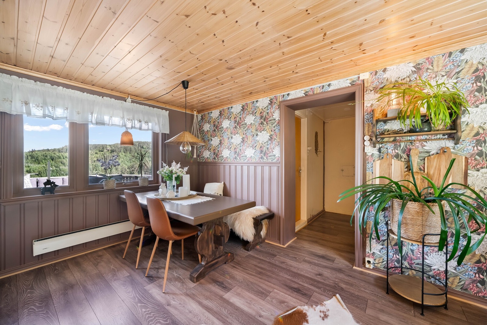 Fortsetter en inn gangen og til høyre finner en stuen. Inn til venstre i gangen ligger det en bod. Galleribilde