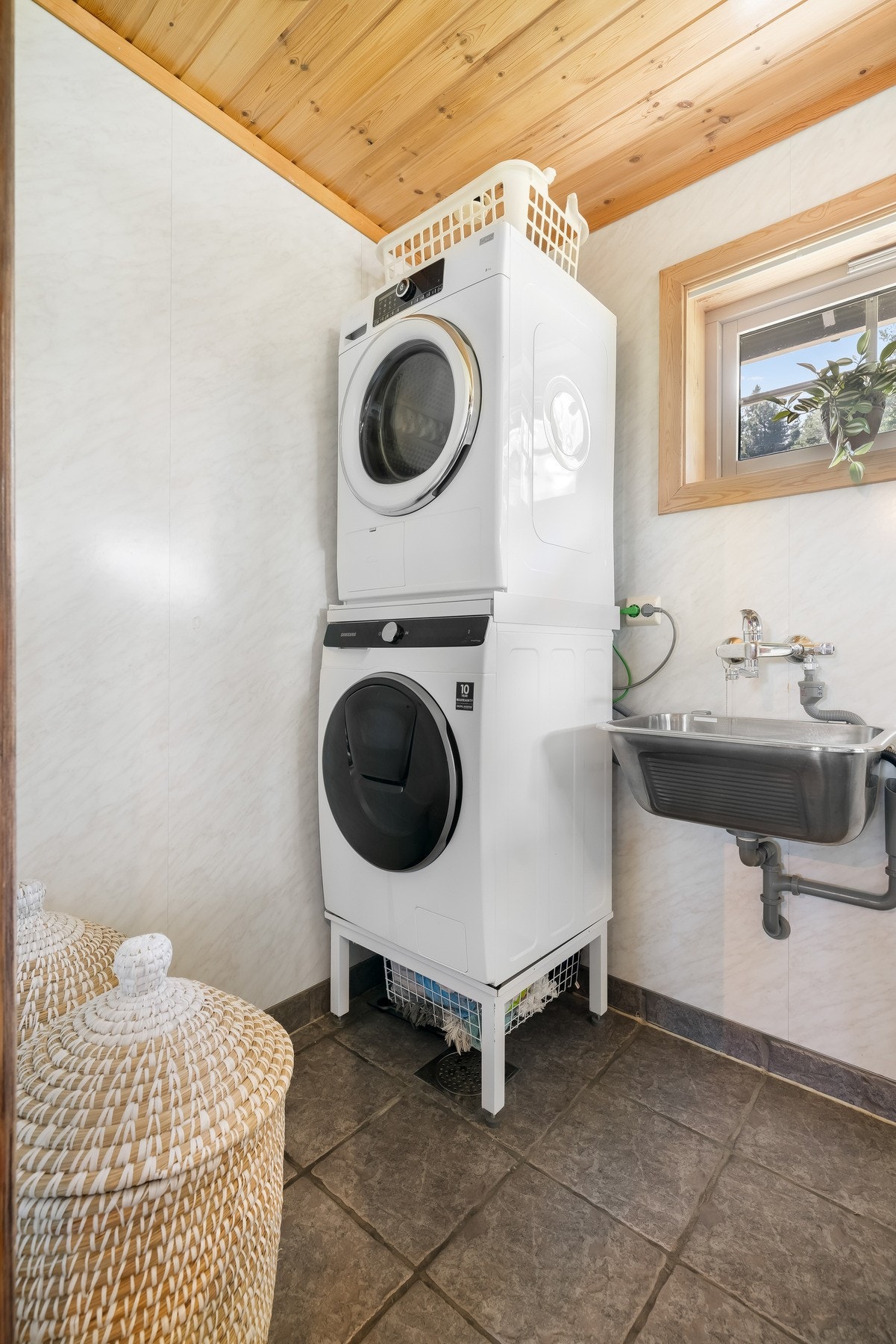 Vaskerom fra 1999. Gulv med flis og gulvvarme. Vegger med baderomspanel. Himlinger med trepanel. Utslagsvask på vegg med ett-greps blandebatteri. Opplegg for vaskemaskin. Vannrør av rør i rør system og avløpsrør av plastmateriale fra 1999. Naturlig ventil Galleribilde