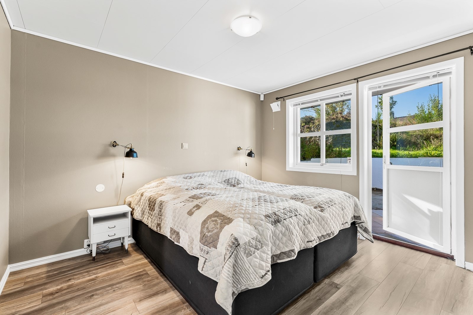 Hovedsoverommet er av fin størrelse og har god plass til dobbeltseng, nattbord og garderobe. Galleribilde