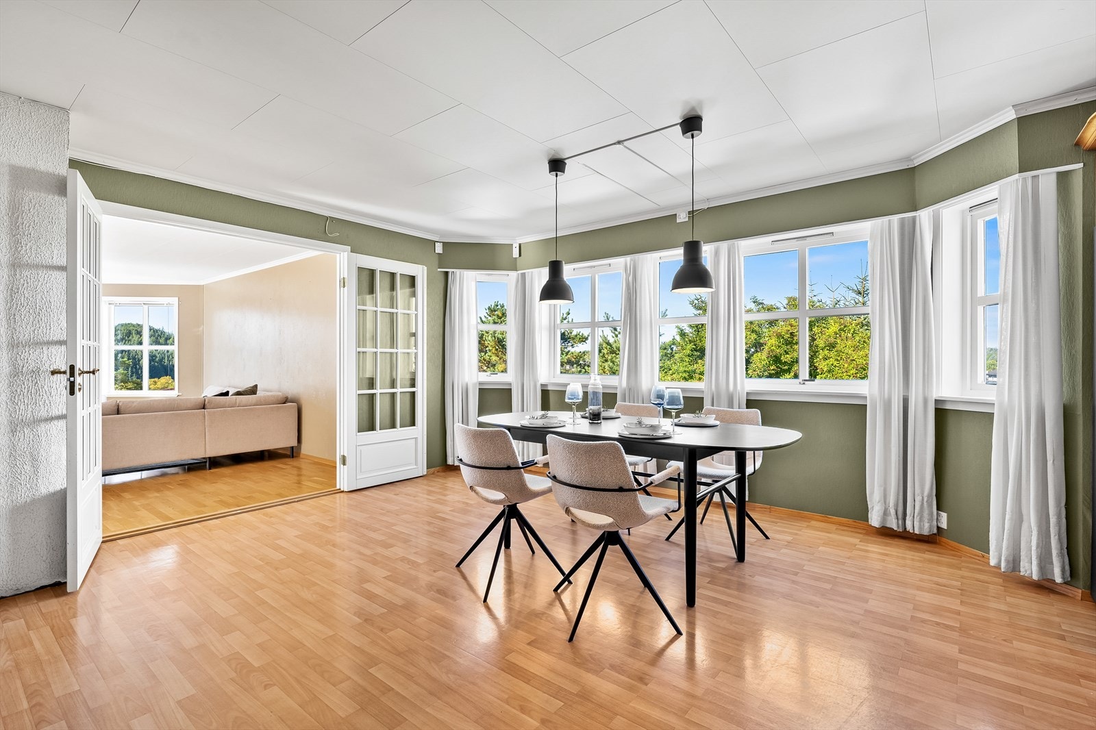 Med store vinduer skapes det en luftig og god romfølelse her. Galleribilde