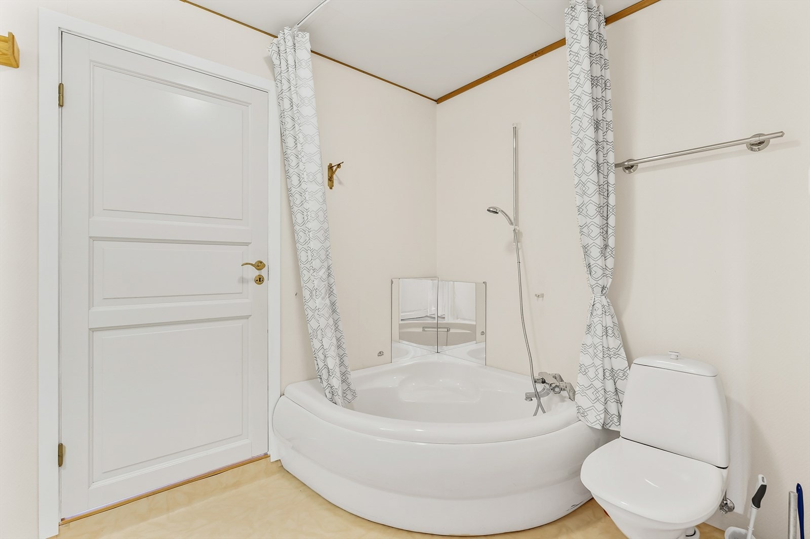 Badet er videre innredet med toalett, servant, badekar og dusj. Galleribilde