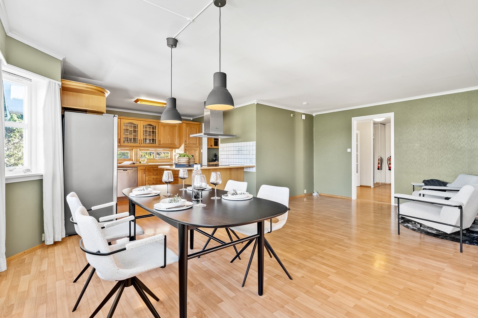 Her er det god plass til spisebord for familie og venner kan samles til hyggelige måltider! Galleribilde