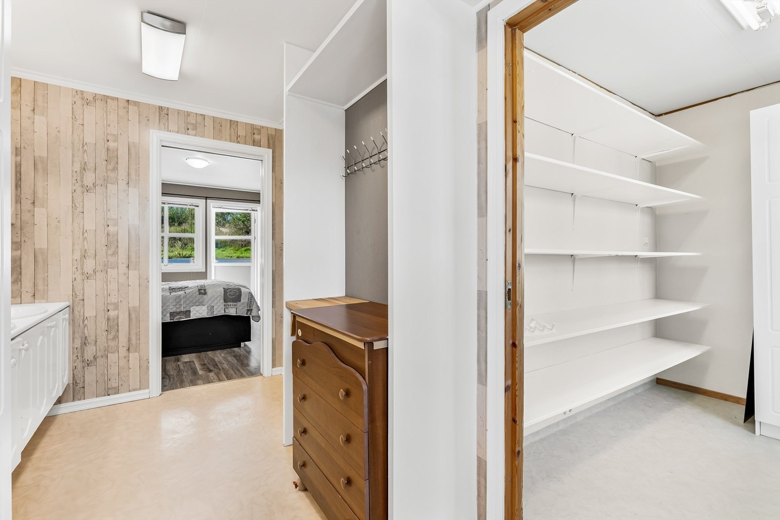 Videre innover i rommet er det garderobe/bod. Galleribilde