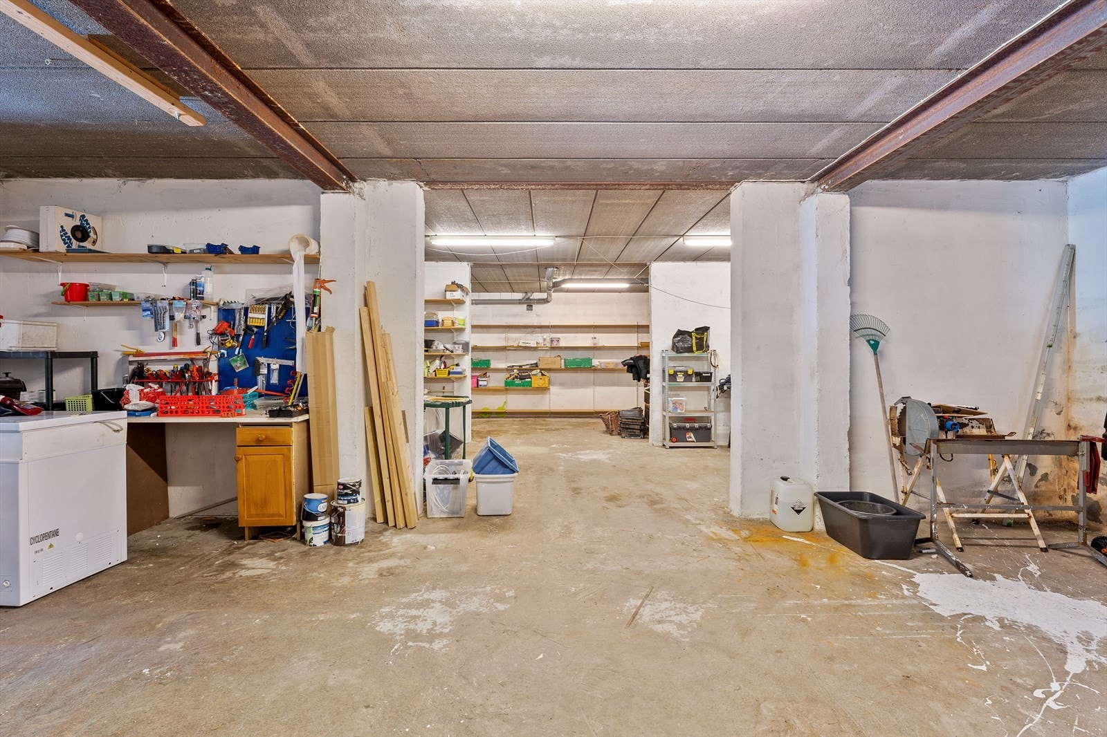 Stor lagerhall i kjelleren på hele 207 kvm. Galleribilde