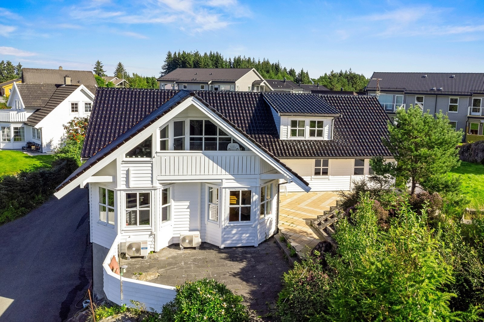 Eiendommen ligger lunt og solrikt til med ingen gjennomgangstrafikk. Galleribilde