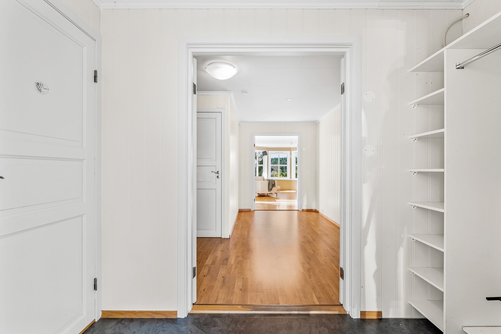 Fin plass til ulike løsninger for avheng av yttertøy og sko. Galleribilde