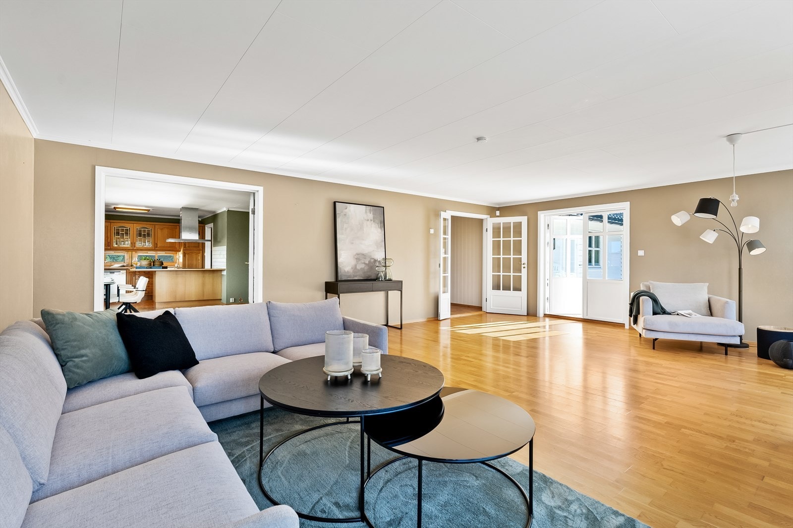 Her er det god plass til stor sofa med tilhørende salongbord. Galleribilde