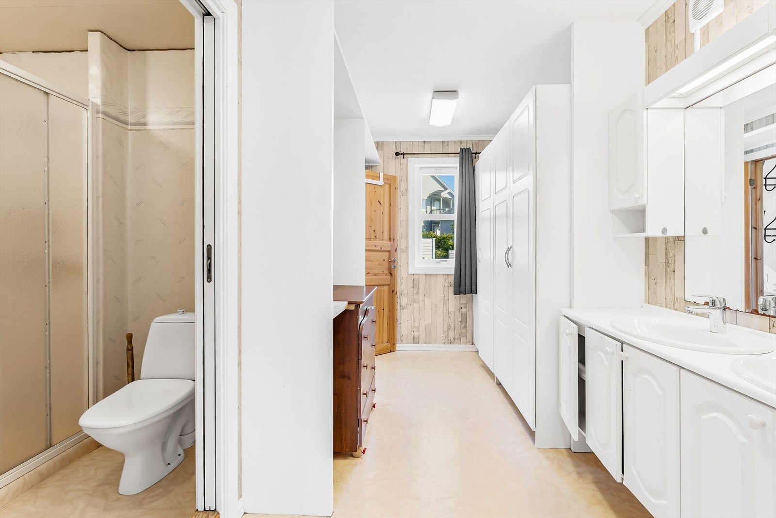 Badet er romslig og er innredet med toalett, dusj og baderomsinnredning med heldekkende servant, speil og belysning. Galleribilde