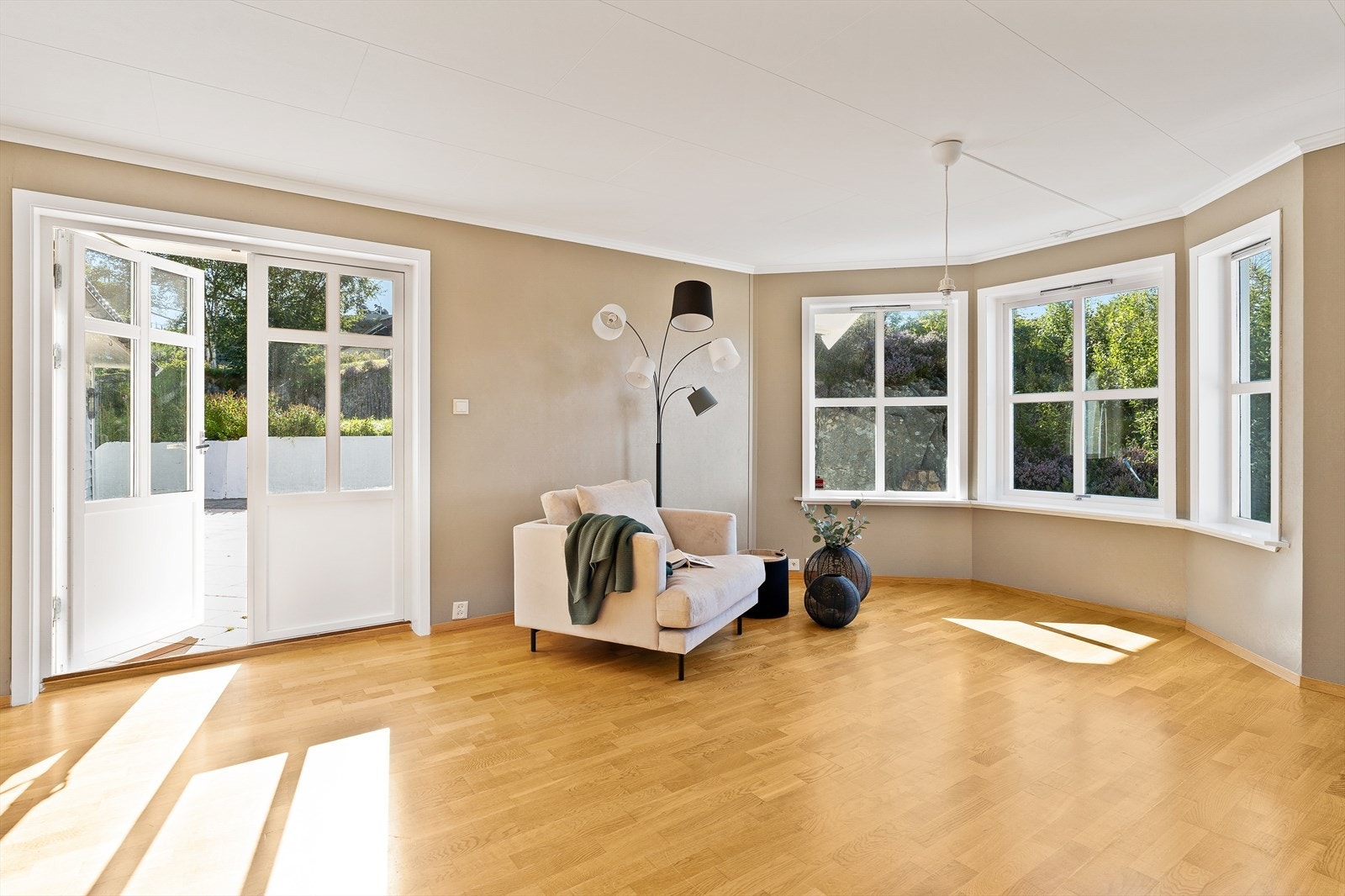 Stuens størrelse gjør den enkel til å innrede i flere soner. Galleribilde