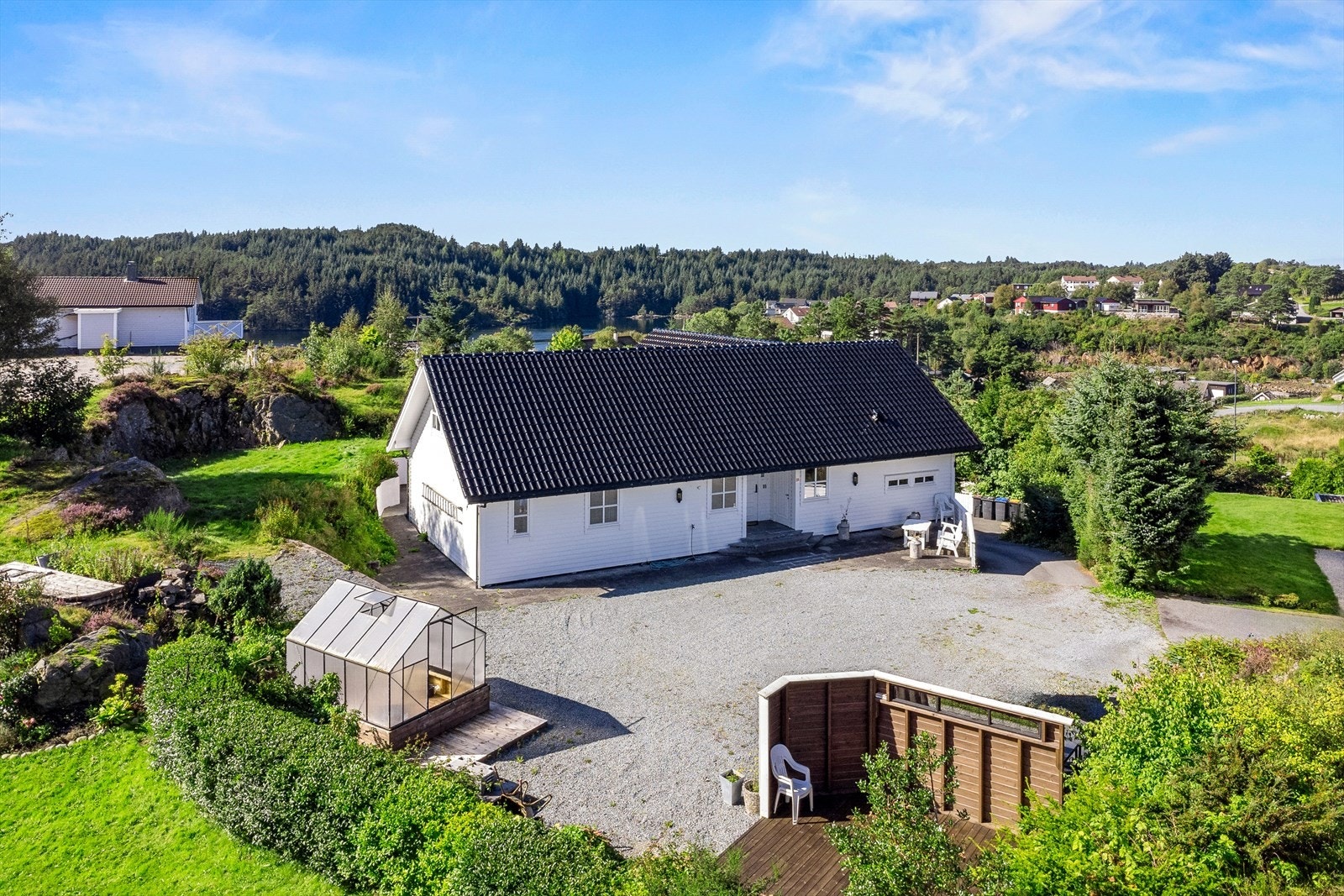 Velkommen til Tverråvegen 64- presentert av Ove Sagenes for Eiendomsmegler Vest! Galleribilde