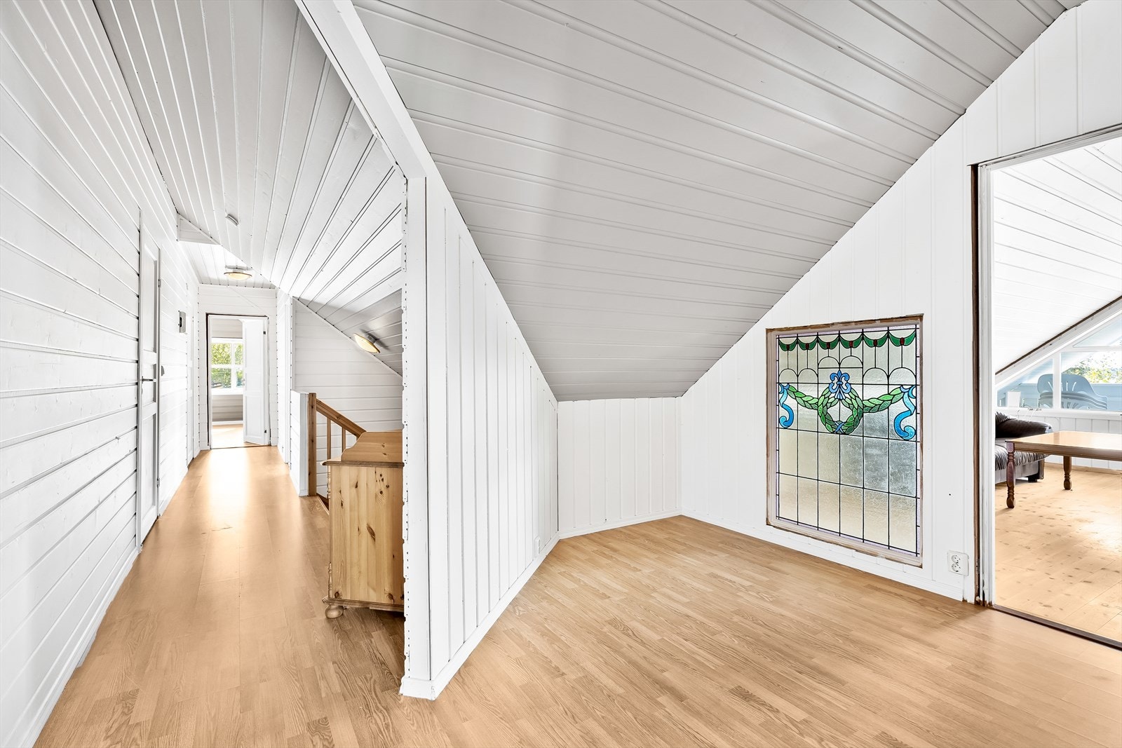 Loftsetasje består av gang, stue og tre soverom. Galleribilde