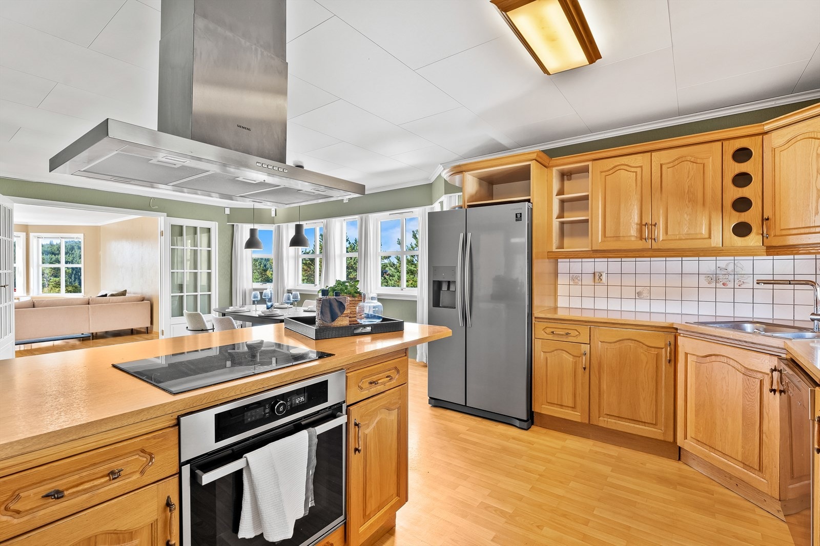 Praktisk løsning og rikelig med skap- og benkeplass. Galleribilde