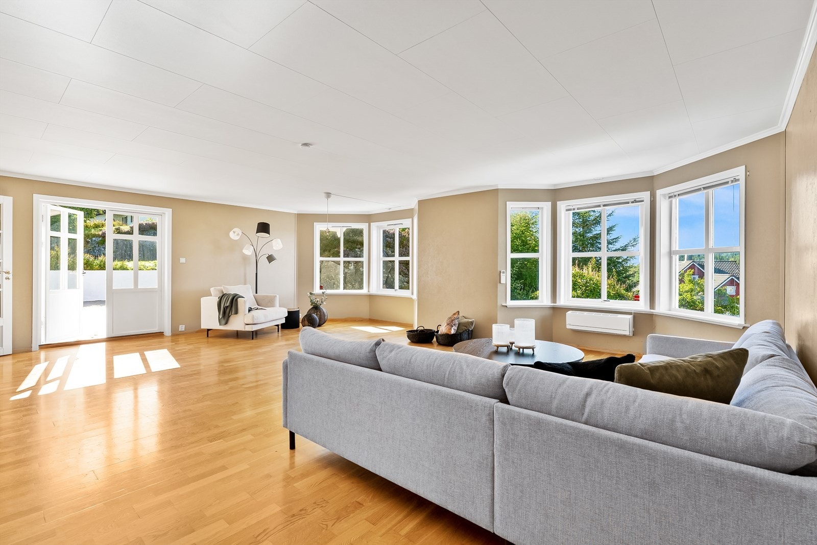 De store vindusflatene gir rommet en meget behagelig og god romfølelse. Galleribilde