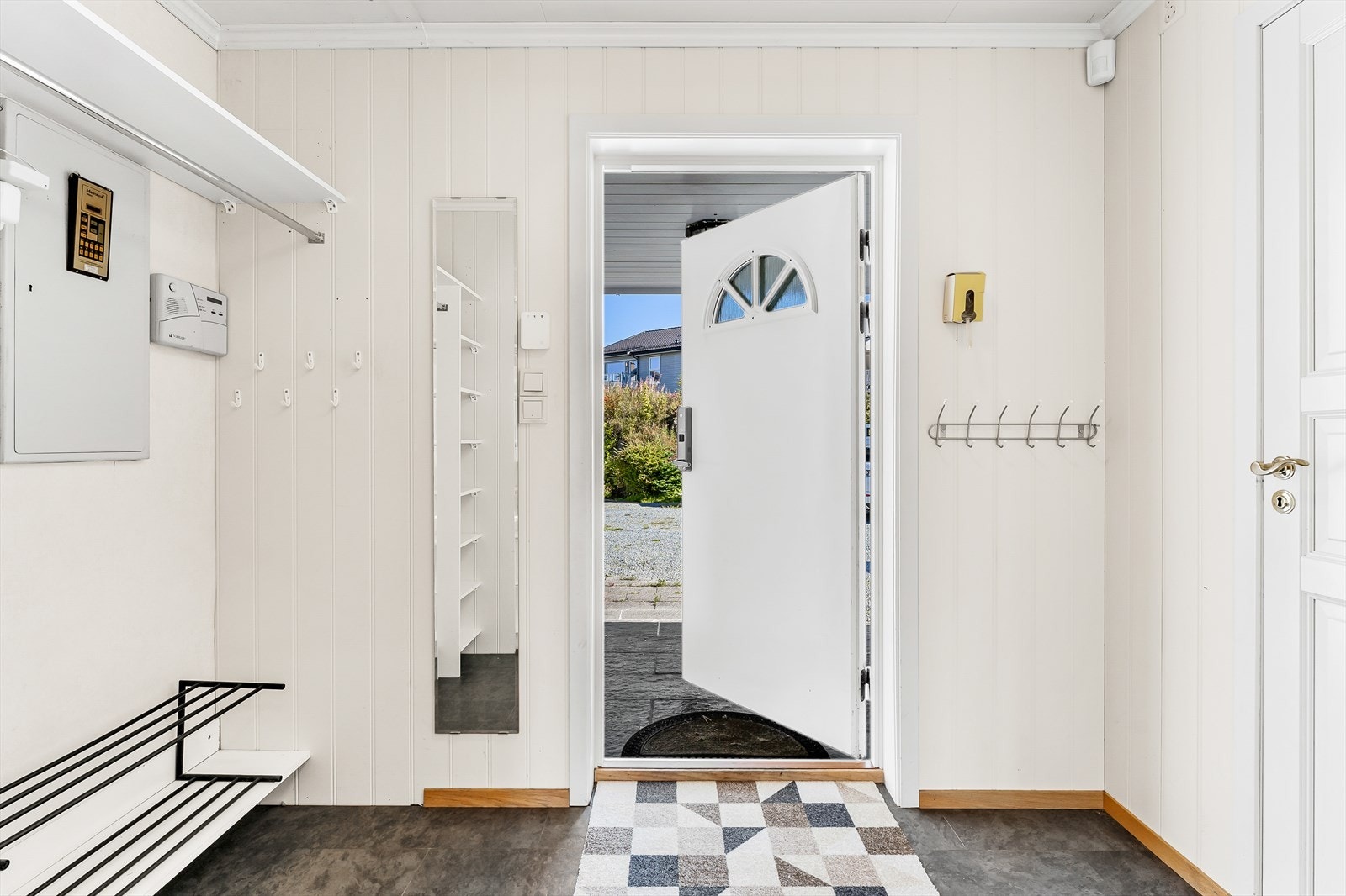 Entréen er lys og gir et godt førsteinntrykk av boligen. Galleribilde