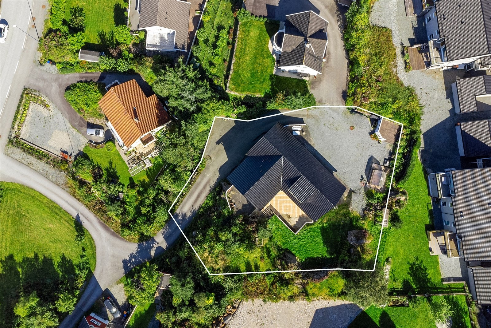 Eiendommen er på hele 1412.6 m² kvm og er pent opparbeidet. Galleribilde