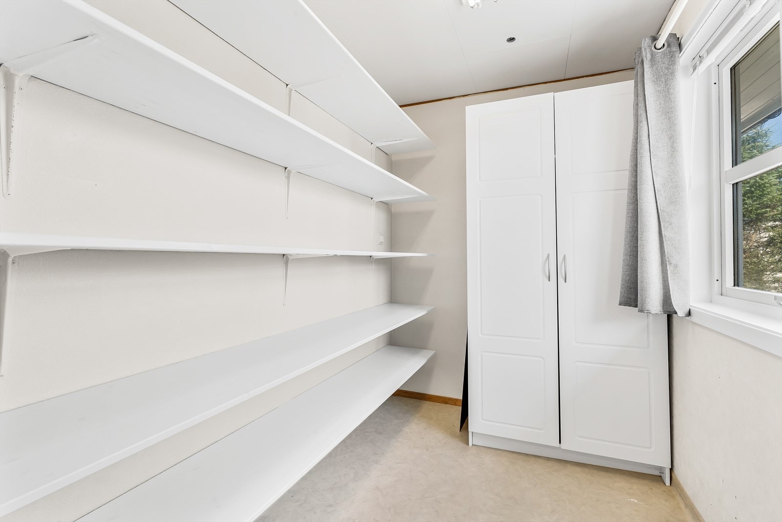 Garderobe/bod. Galleribilde