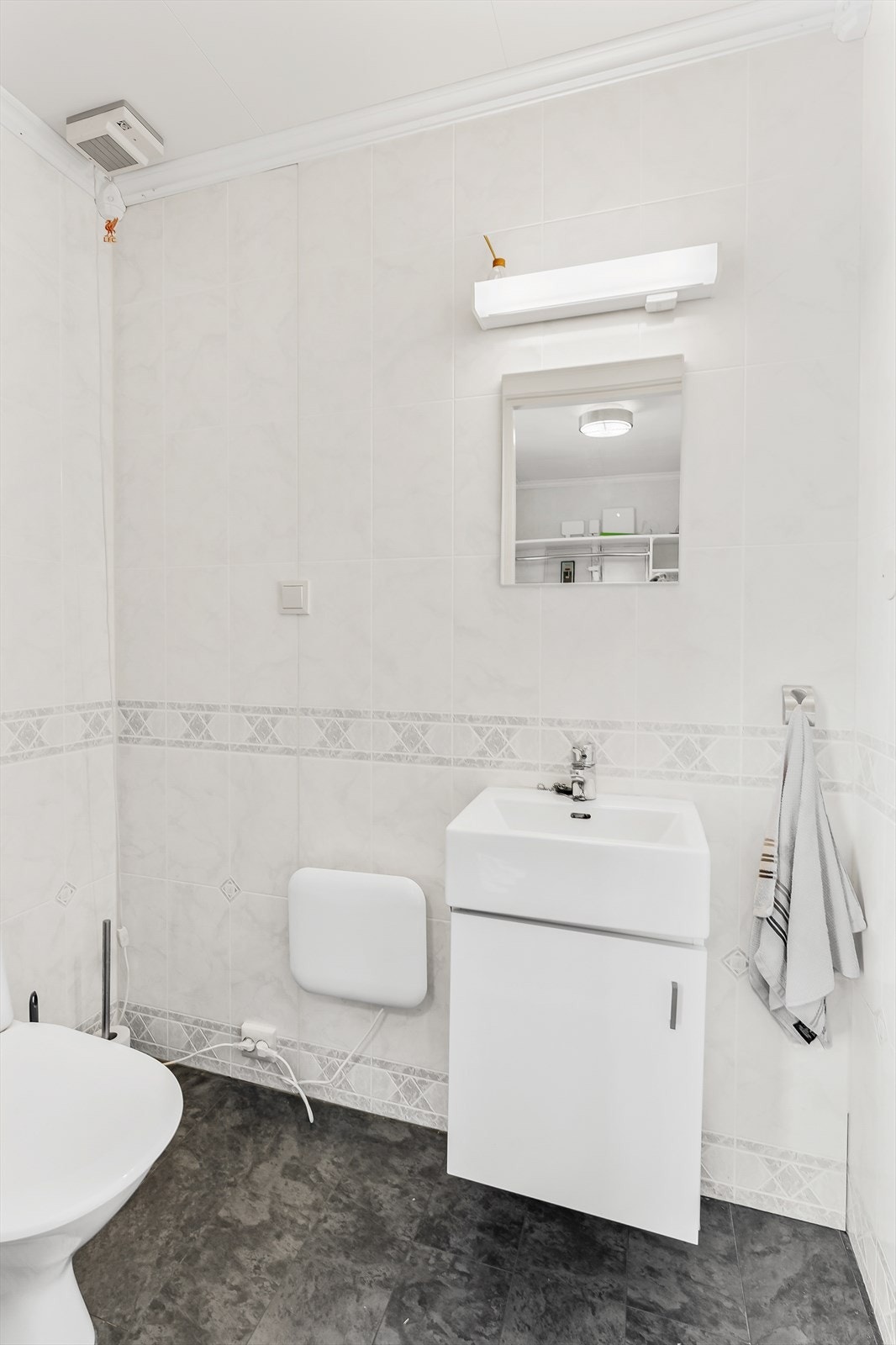 Separat toalettrom med praktisk adkomst fra entreen. Galleribilde