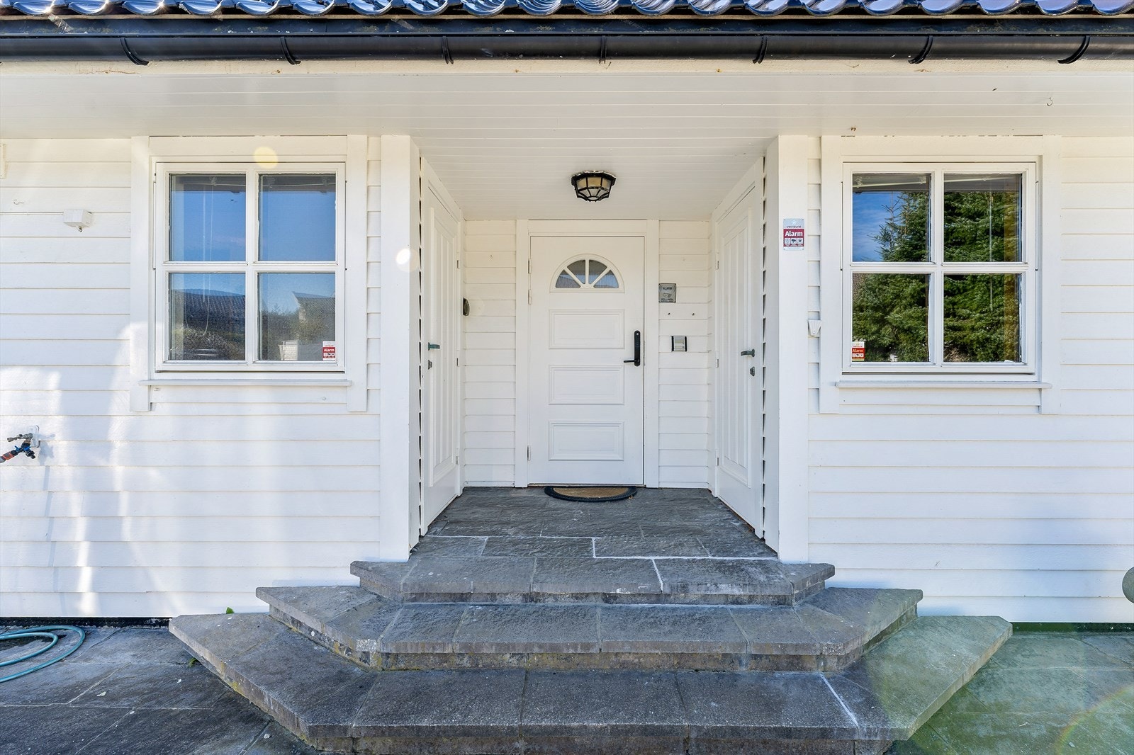 Man ankommer boligen via et trivelig inngangsparti. Velkommen inn! Galleribilde