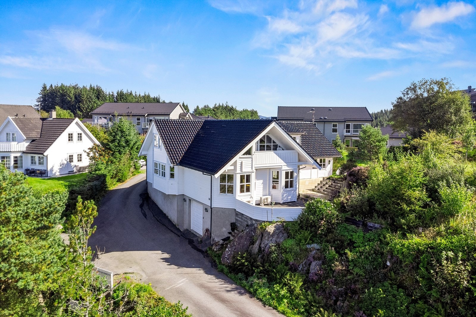 Spennende eiendom med potensiale- garasje & solrike uteplasser. Galleribilde