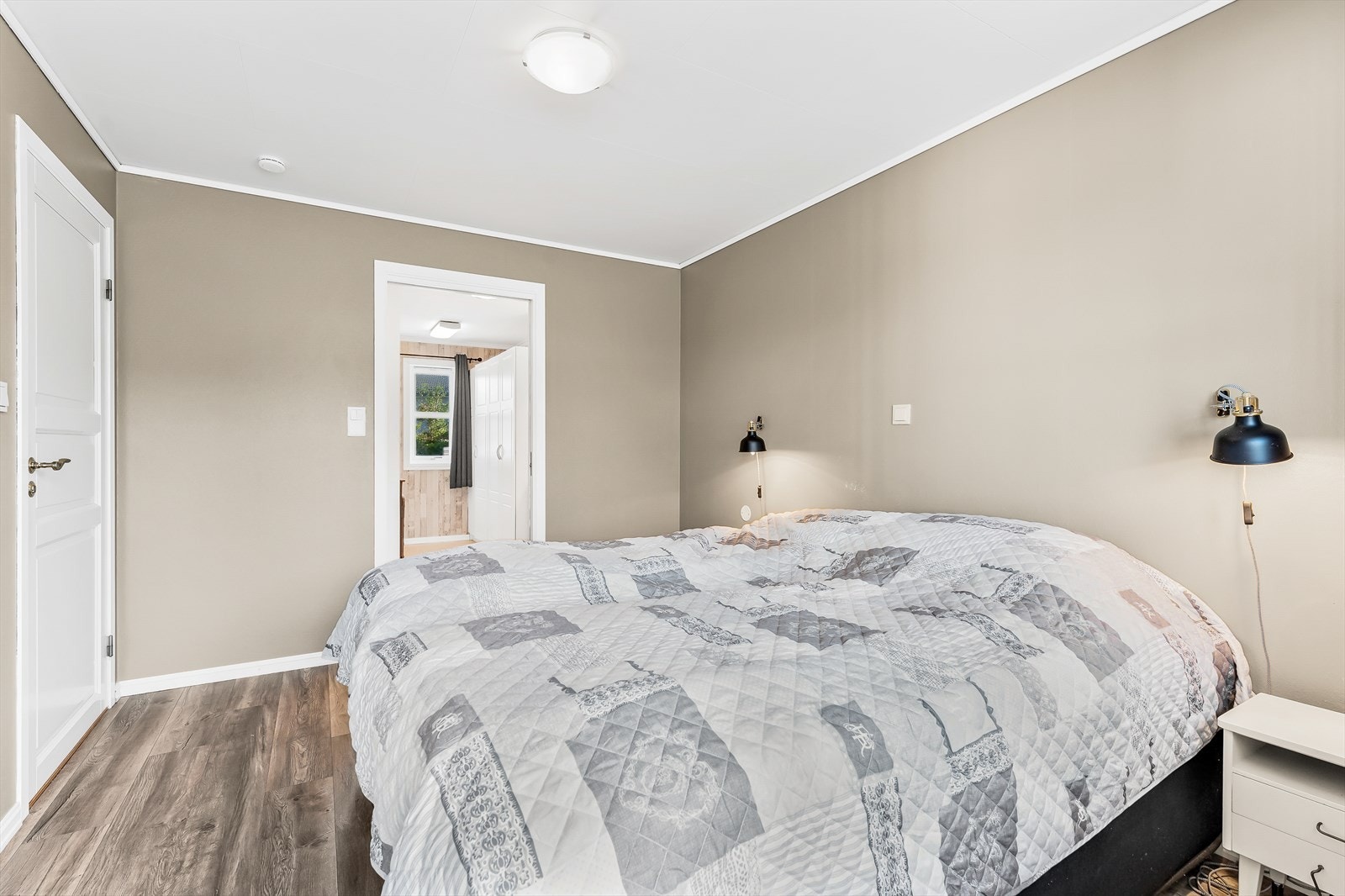 Hovedsoverommet har adkomst til eget bad. Galleribilde