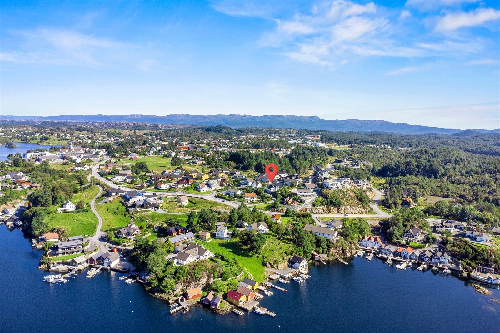 Attraktiv beliggenhet nær sentrum på Svortland med kort gåavstand til Idrettsanlegg, barne- og ungdomskole. Galleribilde