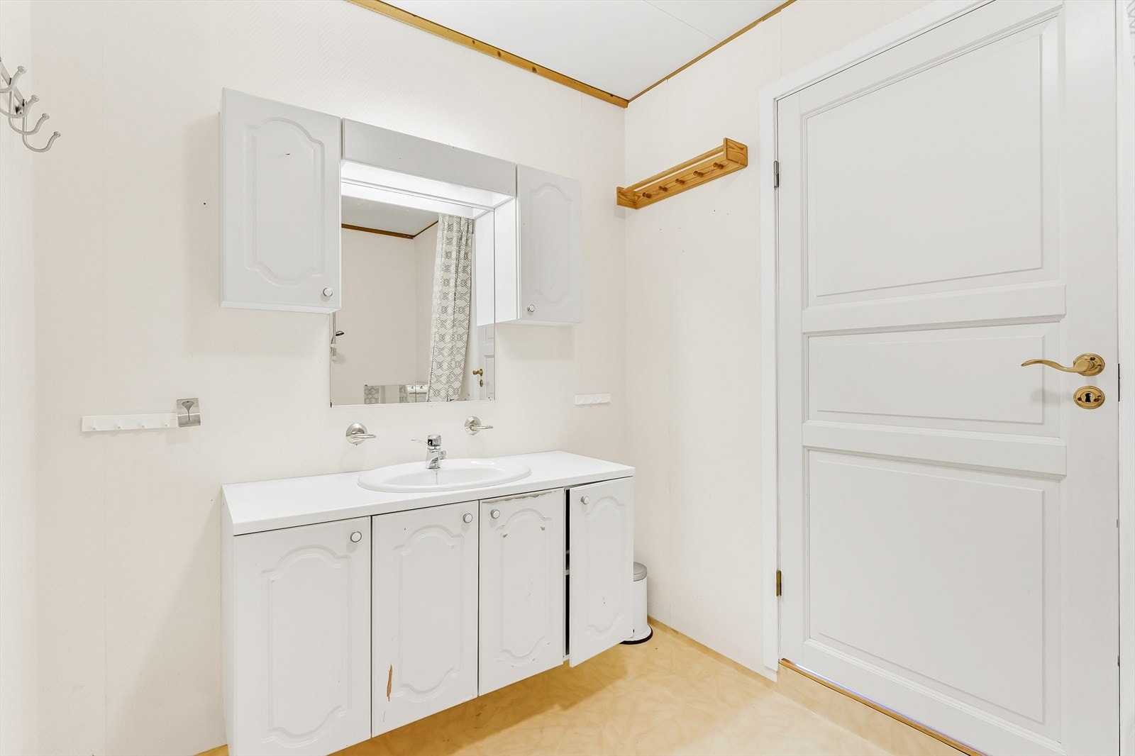 Baderom nr 2 har adkomst fra entre/gang. Galleribilde