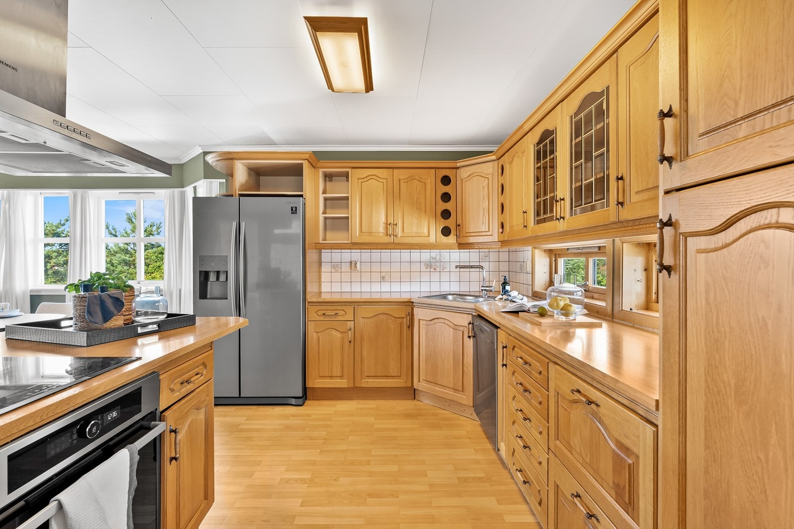 Kjøkkenet har innredning med eik profilerte fronter og benkeplate av laminat. Et særdeles hyggelig kjøkken å kokkelere i! Galleribilde