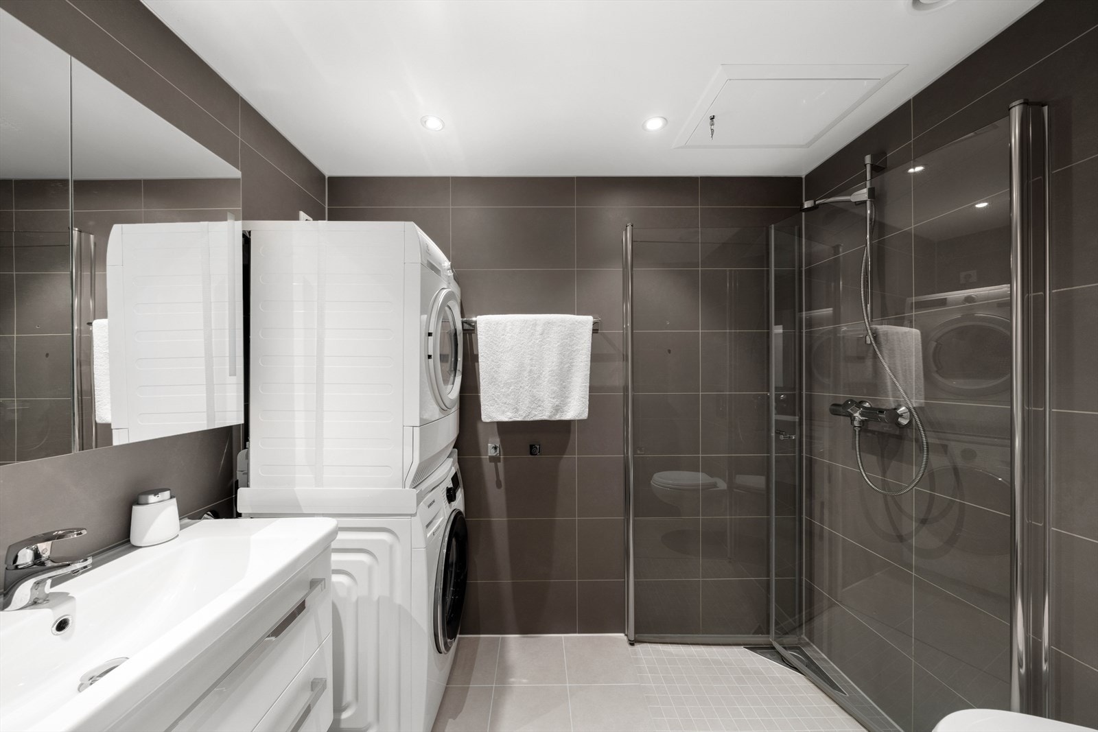 Delikat flislagt bad med elektriske varmekabler i gulvet. Galleribilde