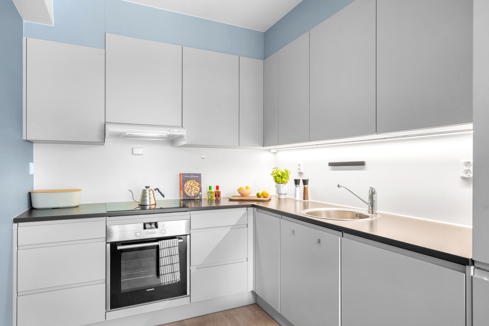 Lekkert og moderne kjøkken med mye skap- og benkeplass! Galleribilde