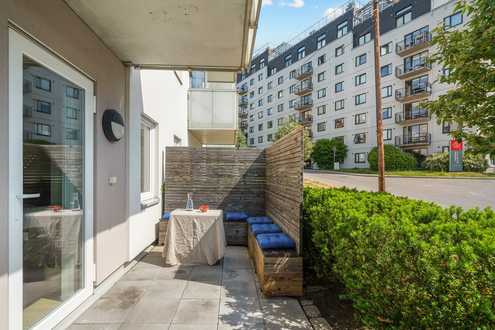 Markterrassen er omtrent sør-østvendt og fungerer som en forlengelse av stuen på sommerhalvåret. Galleribilde