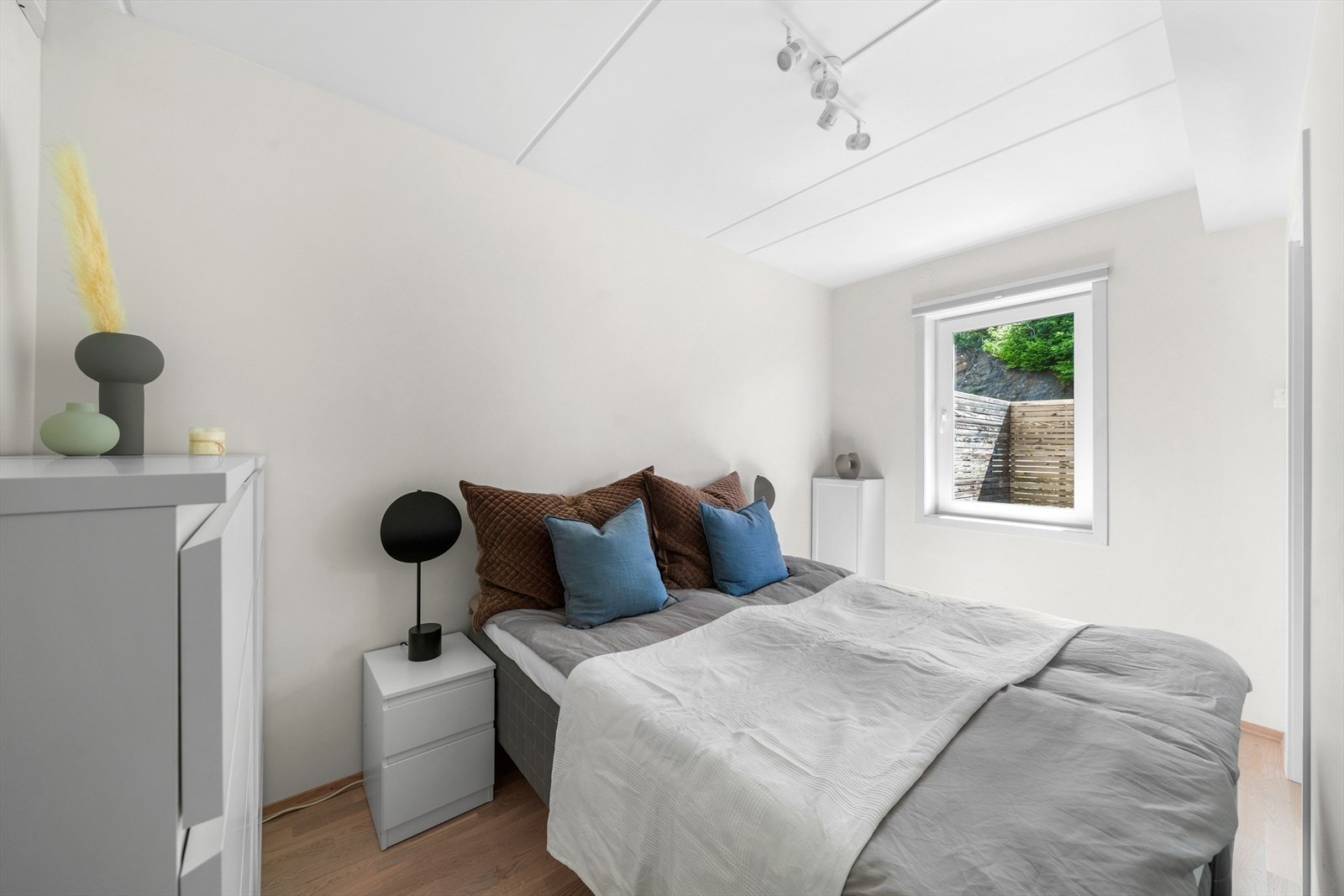 Soverommet er av god størrelse med god plass til dobbeltseng, tilhørende nattbord og annet møblement. Galleribilde