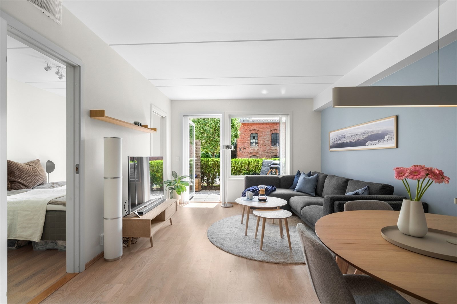 Lys og luftig stue med store vindusflater som skaper en luftig og innbydende atmosfære. Galleribilde