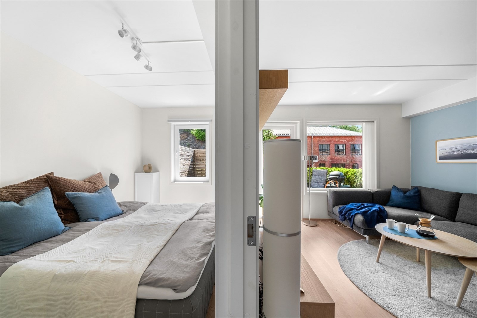 Fra stuen er det en såkalt Laila-løsning til soverommet, hvor man har syvedør på hver side av sengen. Galleribilde