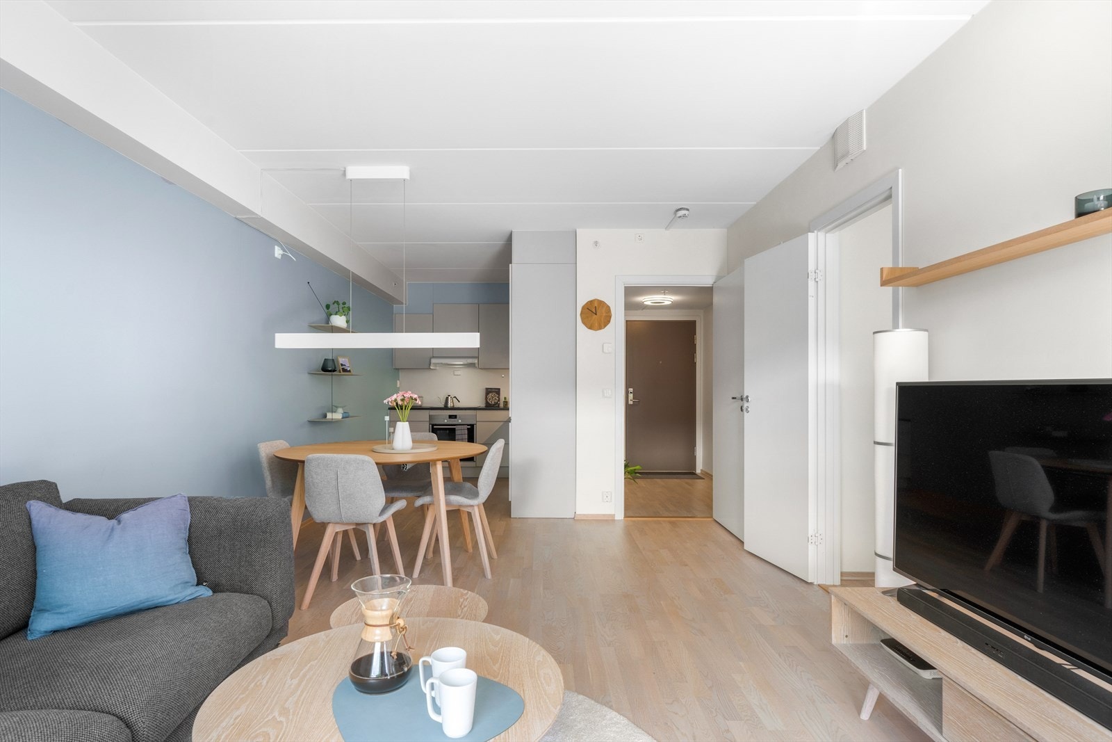 Stuen har en åpen løsning med kjøkkenet, dette gir rommet en sosial atmosfære. Galleribilde