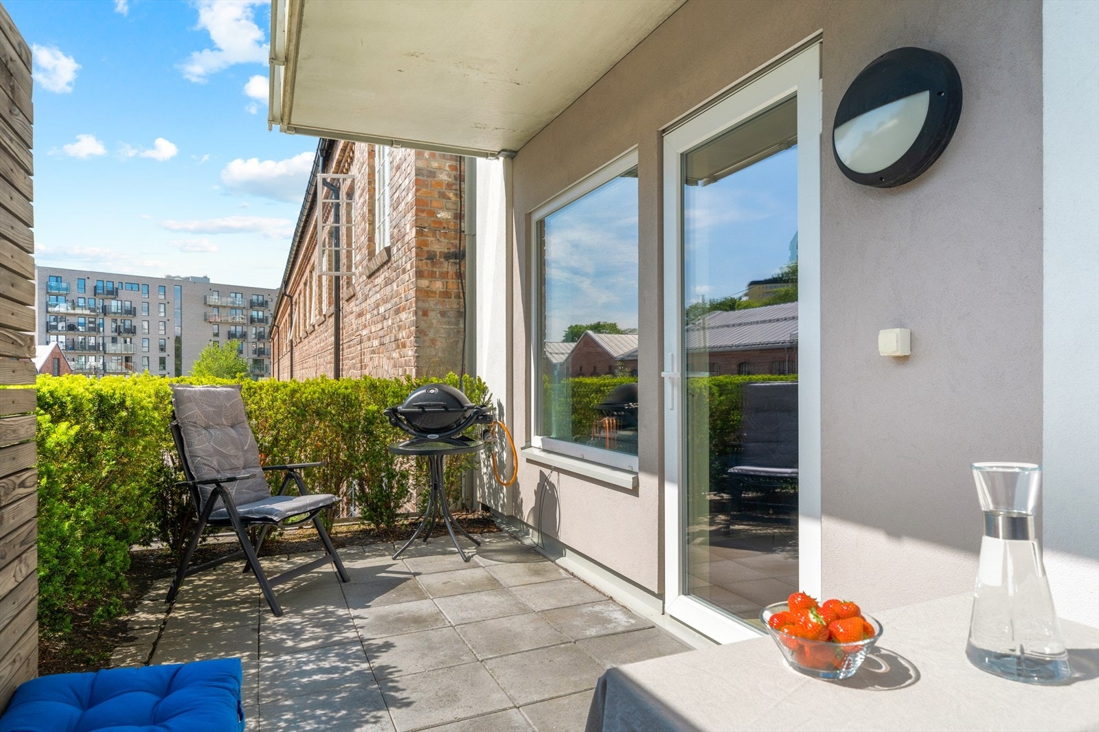 Fra stuen er det direkte adkomst til en herlig markterrasse på hele 10kvm! Galleribilde