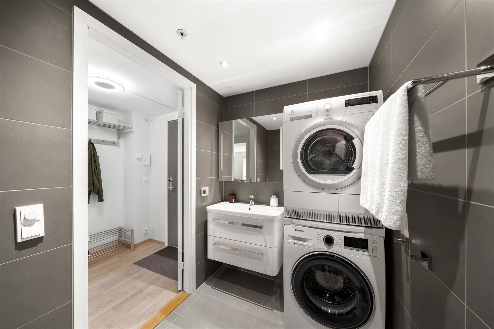 Badet holder en moderne stand og har god plass til både vaskemaskin og tørketrommel. Galleribilde