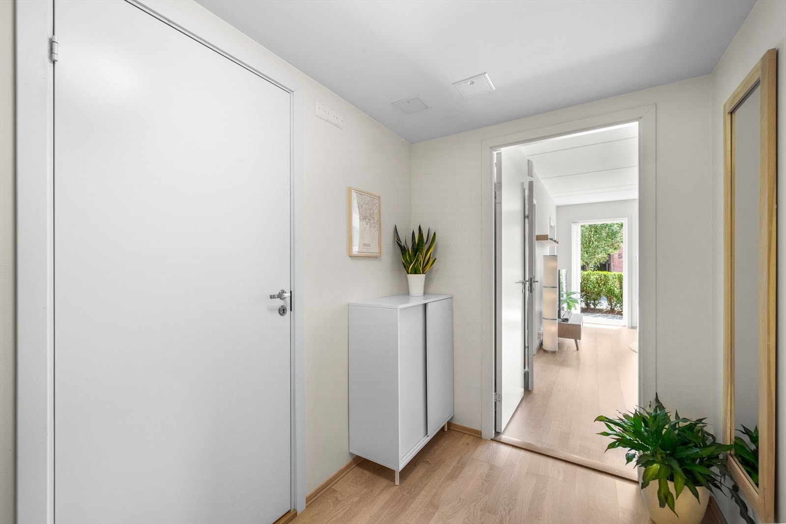 Her er det god plass til oppbevaring av yttertøy! Galleribilde