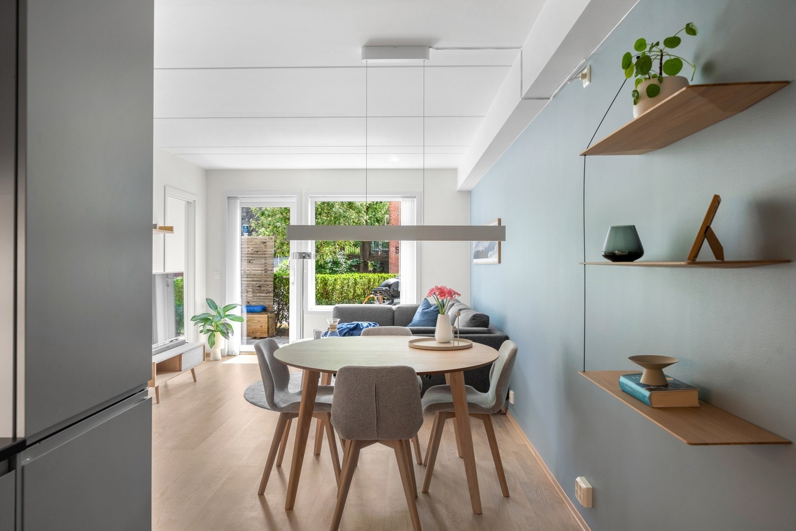 Kjøkkeninnredning med glatte fronter, foliert benkeplate og kum med ettgreps blandebatteri. Galleribilde