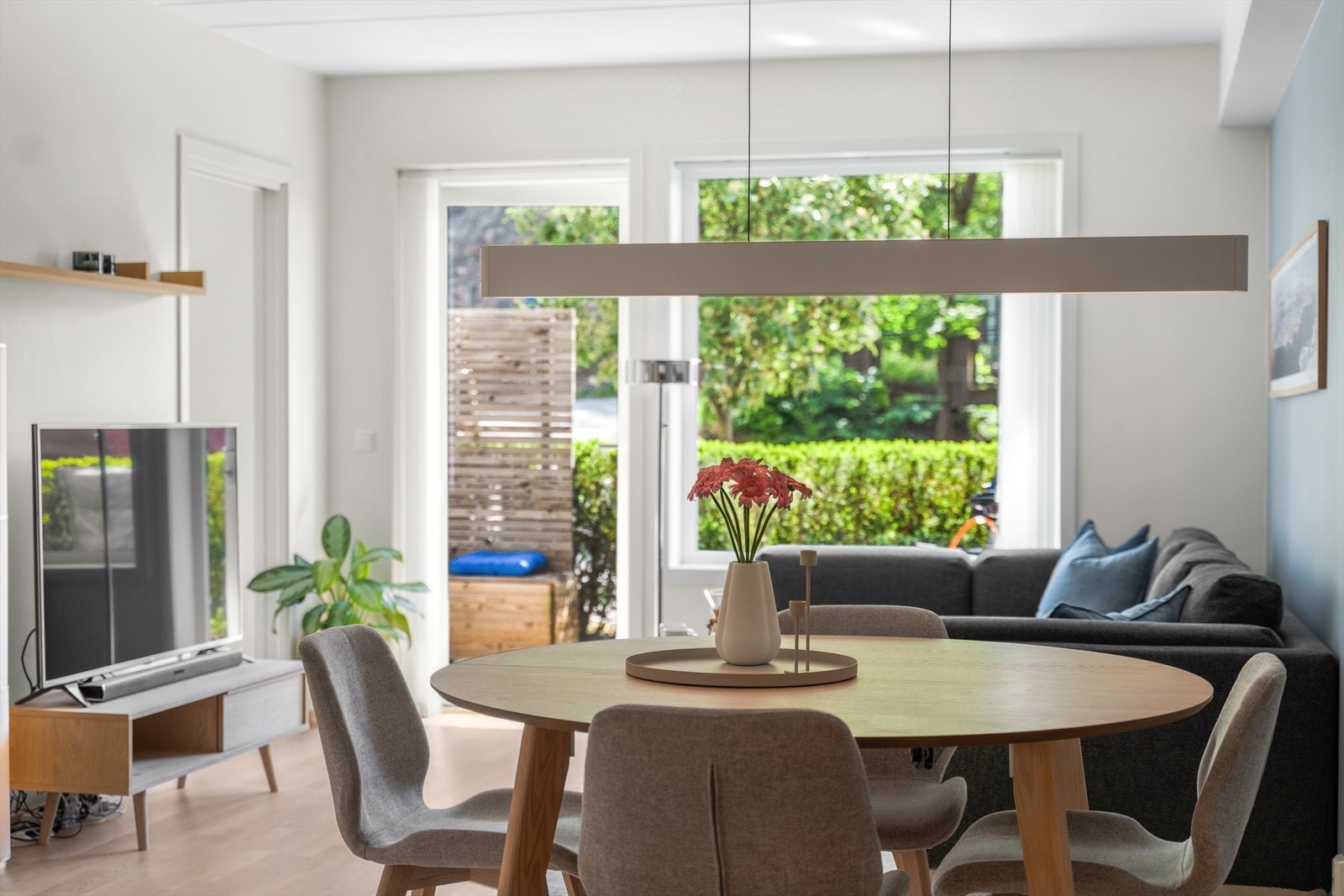 Her er det god plass til en stor sofagruppe, tilhørende møblement, spisegruppe eller annet ønskelig interiør. Galleribilde