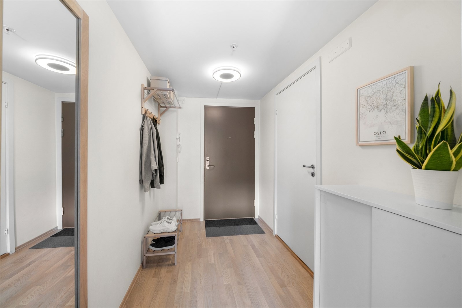 Velkommen inn! Her trer man inn i en innbydende entré som skaper en godt førsteinntrykk! Galleribilde