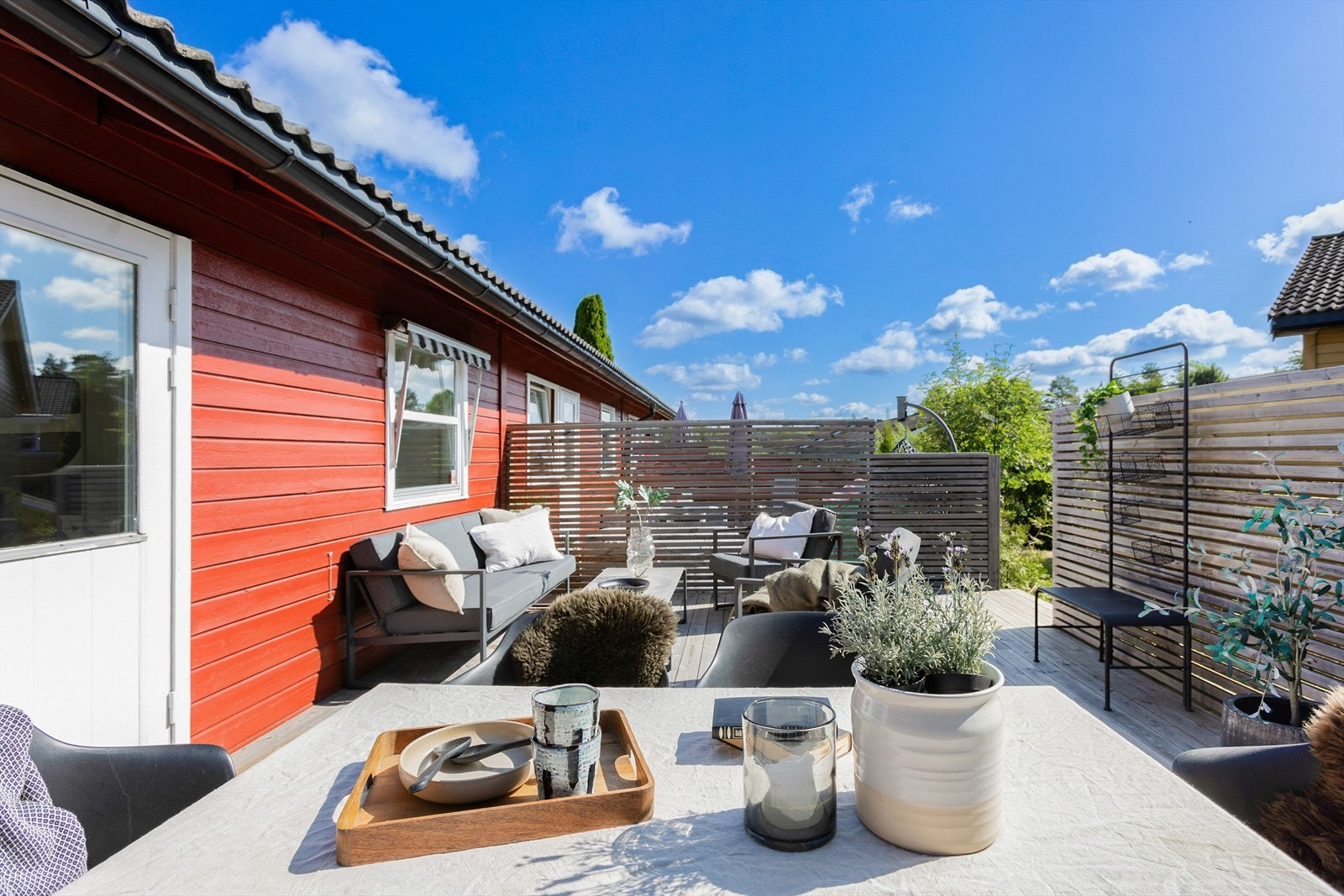 Verandaen inviterer til lange og rolige dager i sola for store og små Galleribilde