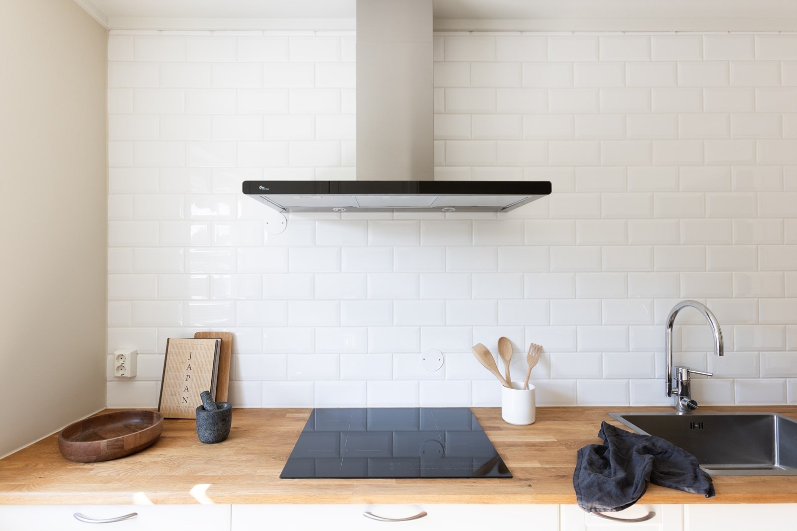 Kjøkken har avtrekk på tak via motor montert på loft som styres via ventilatorhetten. Galleribilde