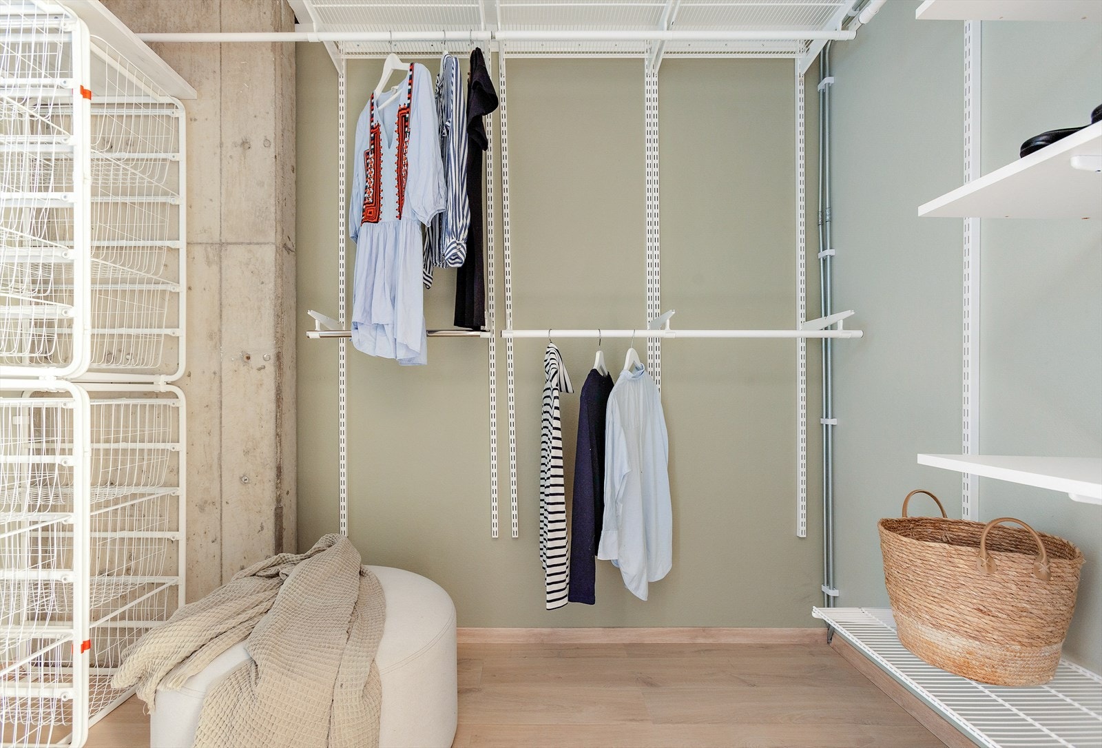 Romslig omkledningsrom/"Walk-in-closet" Galleribilde