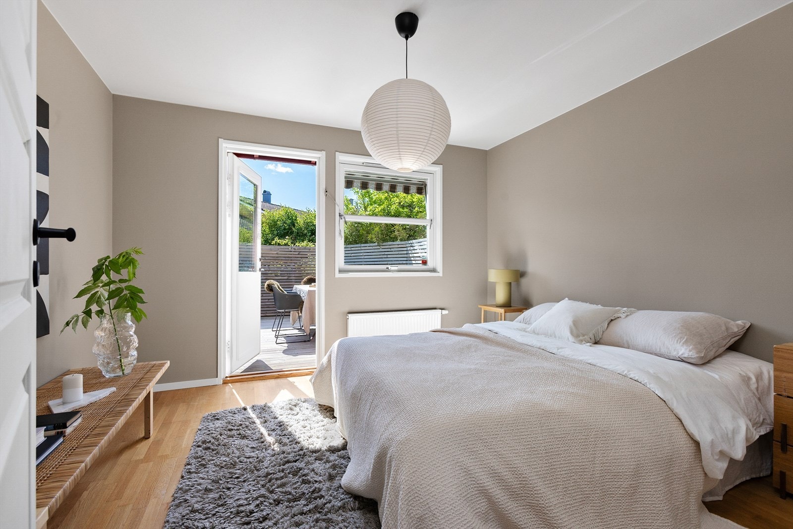 Boligen har tre gode og lune soverom. Soverom 1 og har direkte utgang til terrasse. Tilgang til loft via loftsluke. Galleribilde