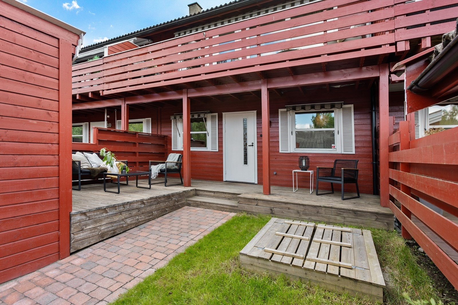 Boligen har en sentral beliggenhet i et veletablert, barnevennlig og trafikkskjermet boligområde på Holmlia, Søndre Nordstrand i Oslo Galleribilde