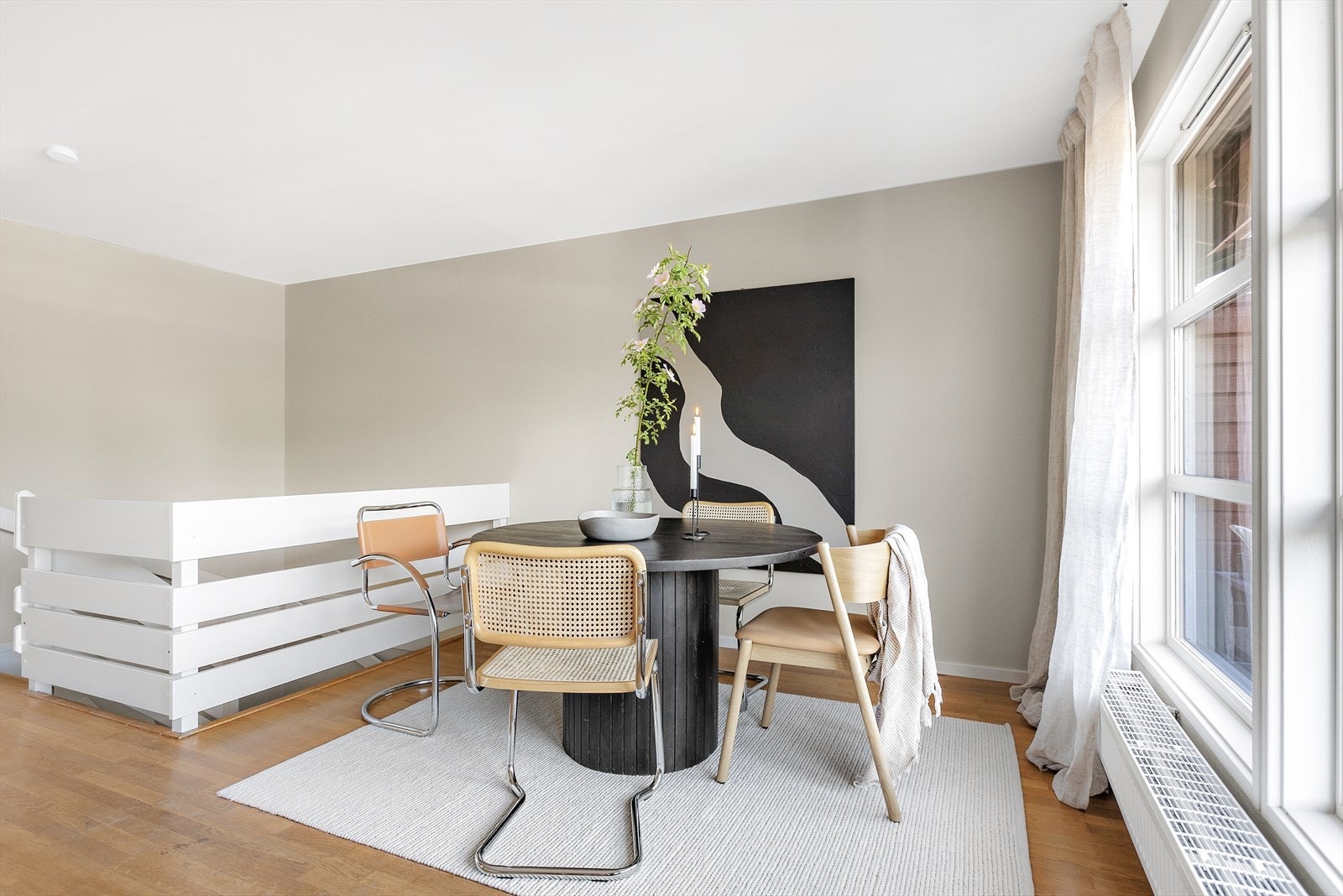 Her er det god plass til et stort spisebord. Inviter nære og kjære til et bedre måltid Galleribilde