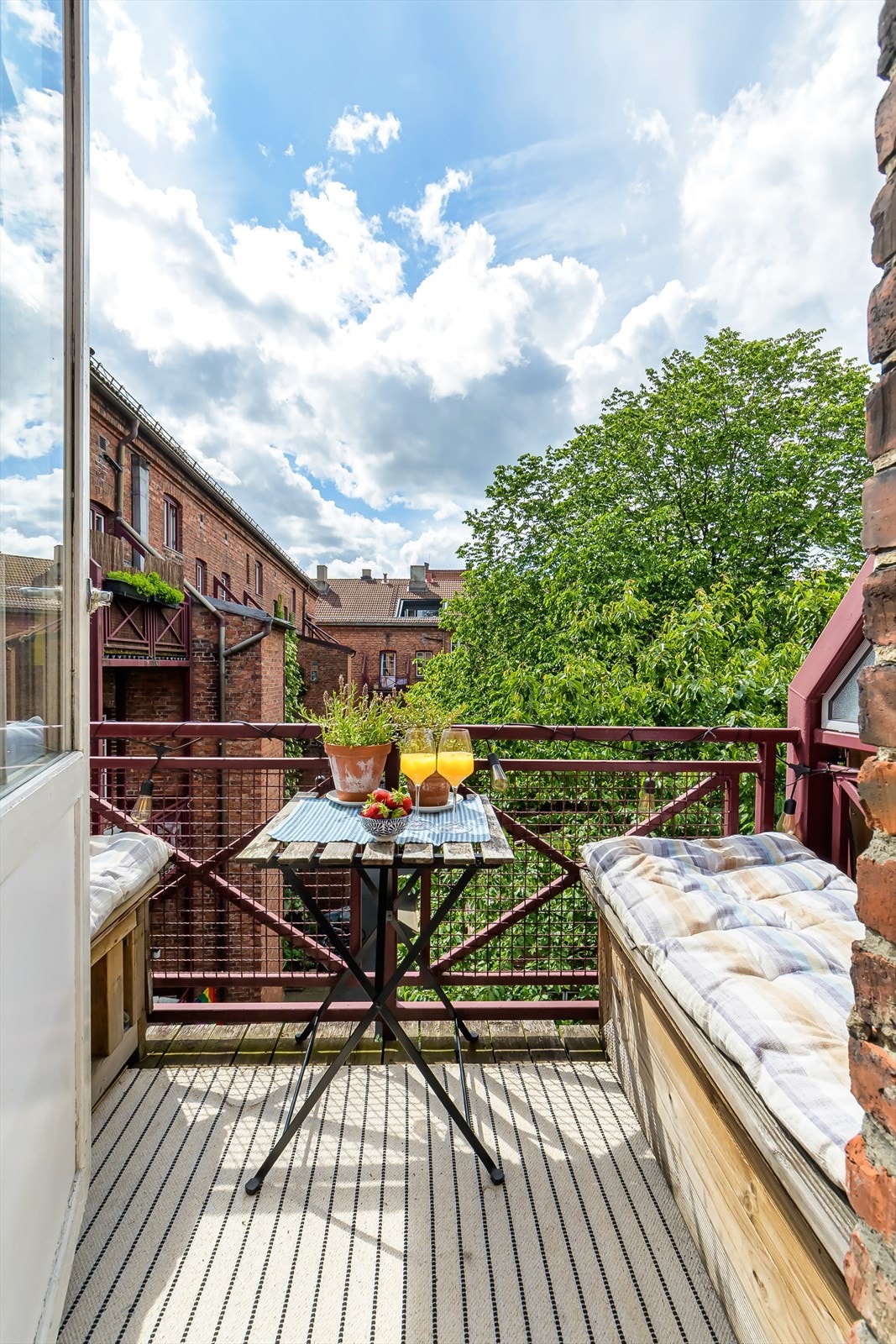 Her kan du nyte solen omtrent hele dagen! (Fra ca kl 11-12 og igjen fra kl 13-22 - på sommerstid) Galleribilde