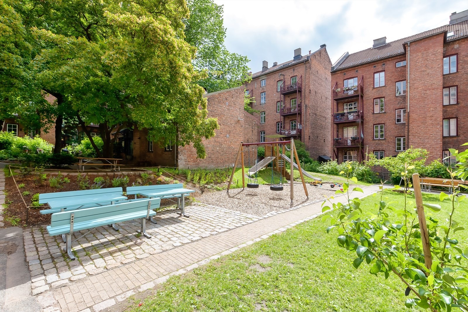 Her bor man i en liten oase midt i byen, hvor trivsel og naboskap står i sentrum Galleribilde