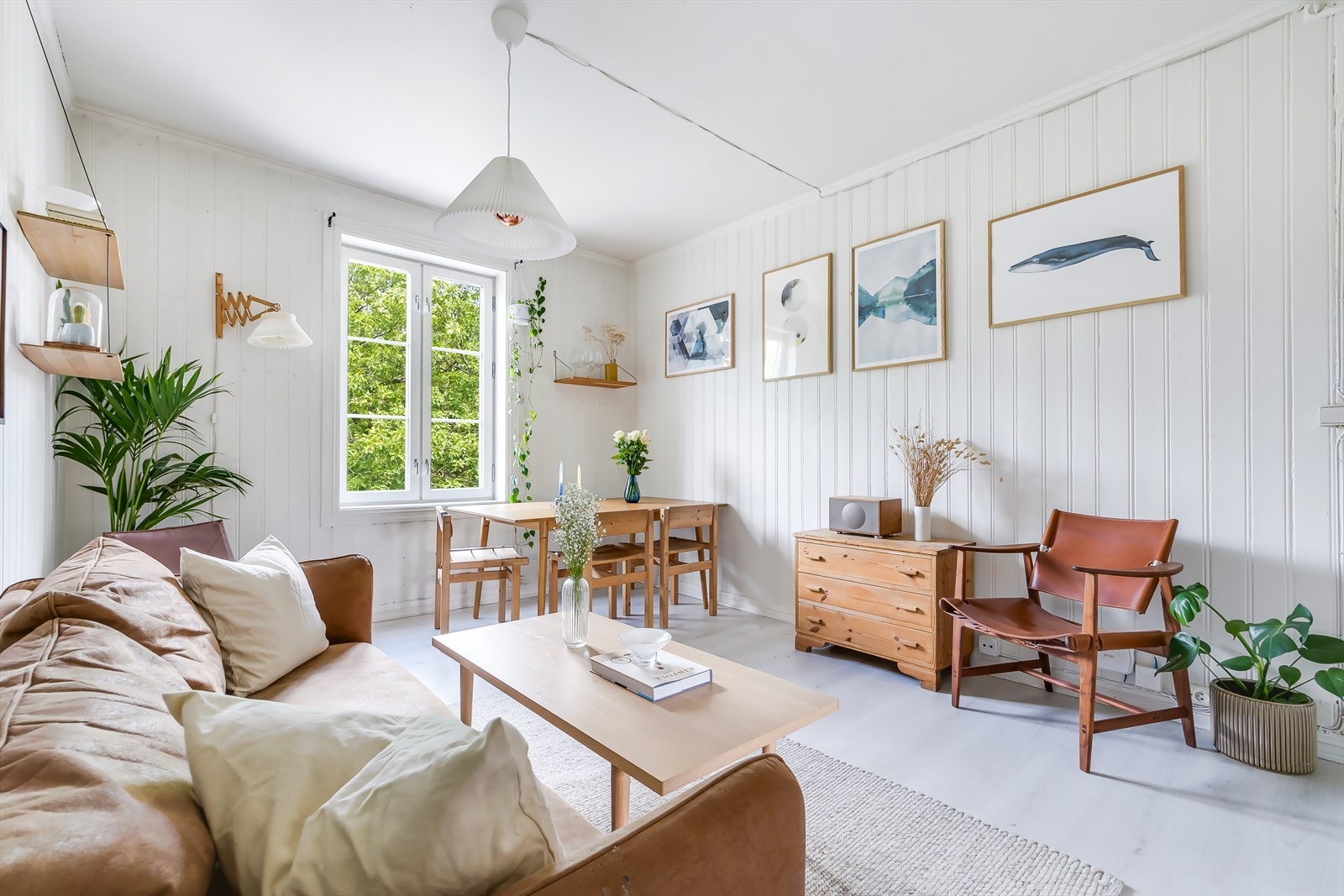 De store vinduene slipper inn rikelig med naturlig lys, som skaper en innbydende atmosfære Galleribilde