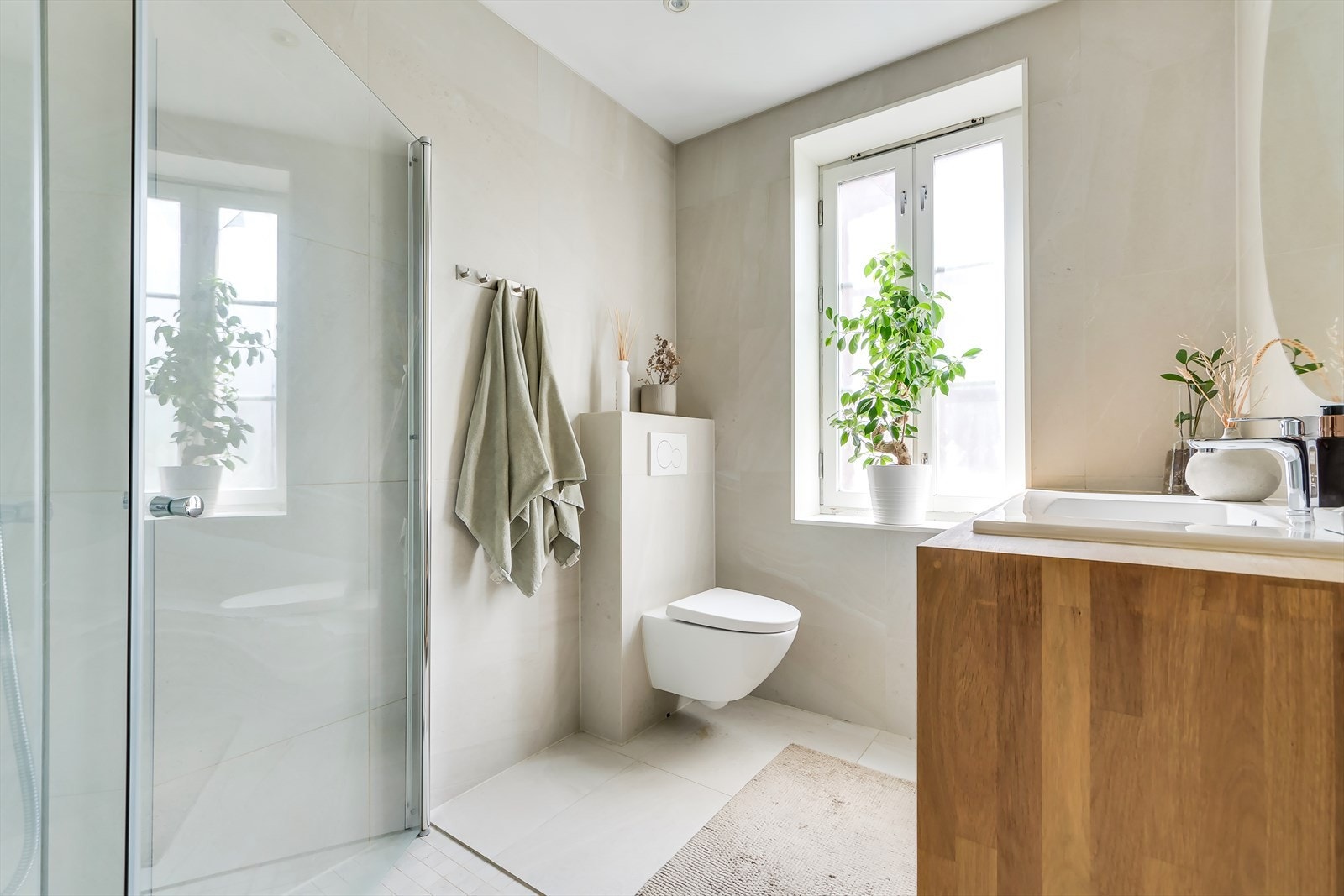 Et lekkert og stilrent bad fra 2018 med flott lysinnslipp Galleribilde